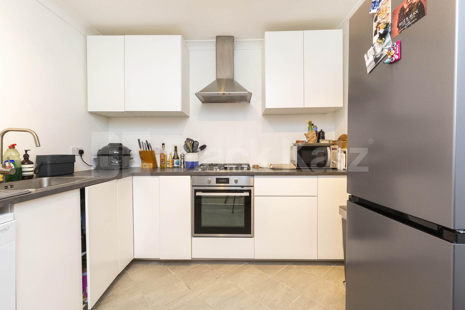 Stunning spacious two bed garden flat within a period house by Regents Park. Oval Road, Regents Park / Camden 